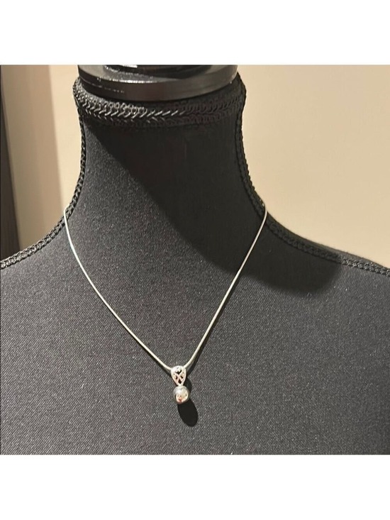 Jewelry - Elegant Silver tone Pendant Necklace